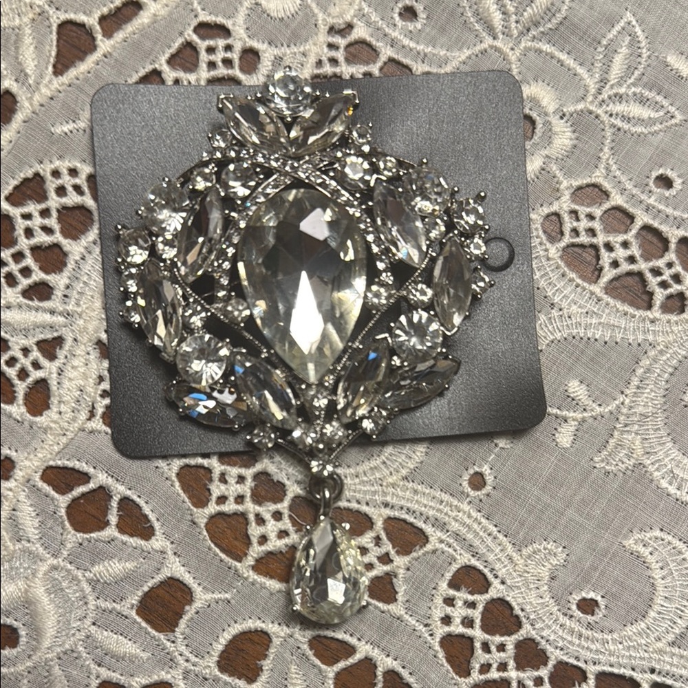New Elegant Silver Rhinestone Crystal Teardrop Brooch - Brand new! - Picture 2 of 3